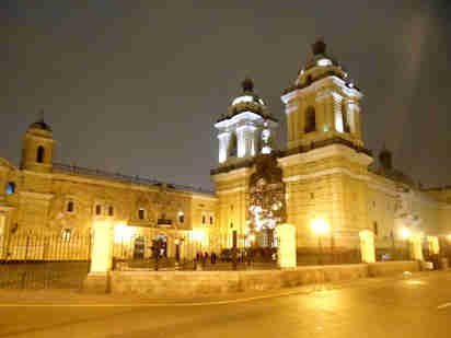 San Martín de Porres, para barrer lo negativo, vista nocturna de la iglesia de Santo Domingo en Lima, Perú